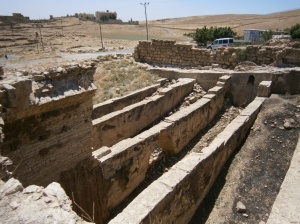 FOTO PROPIA: Un sector del acueducto de Dara, a 30 kms de la ciudad de Mardin, escenario de la mayoría de las matanzas de las "caravanas de la muerte", que salían desde Mardin o atravesaban la ciudad.